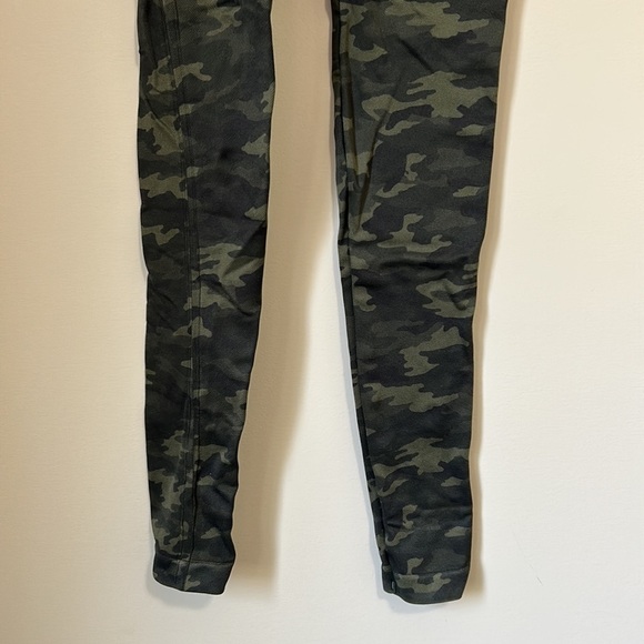 SPANX Look At Me Now Seamless Legging in Green Camo Shapewear Sz. M - Picture 6 of 10